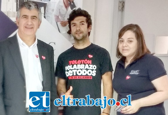 El joven deportista que corre con prótesis en ambas piedras, junto al Director de la UAC, Javier Cerda, a quien agradeció por su compromiso con la Teletón.