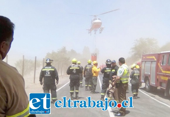 Bomberos, Carabineros hasta un helicóptero se aprecia tuvieron que ayudar en el combate de este incendio. (@preludioradio)