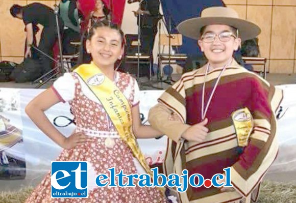 Benjamín Parra junto a Valentina Polamare, flamantes campeones regionales de cueca Categoría Infantes de Chile.