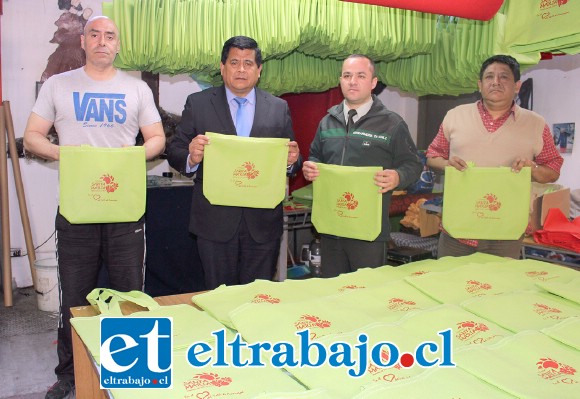 El Alcalde Claudio Zurita concurrió al penal a retirar mil bolsas ecológicas que mandó a confeccionar para incentivar la reinserción laboral de los internos.