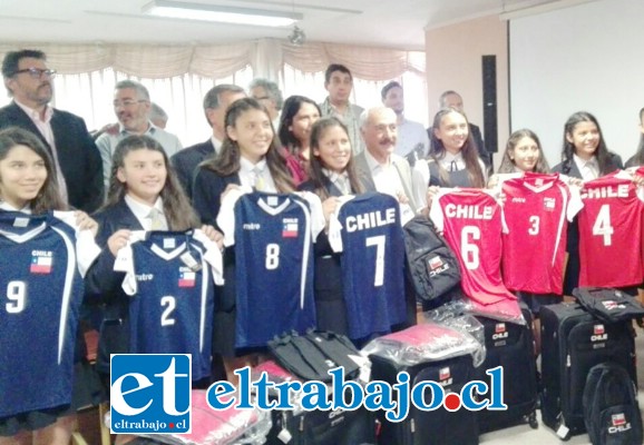 Equipo de vóley del Liceo Bicentenario Cordillera recibió implementación deportiva completa por parte del IND.