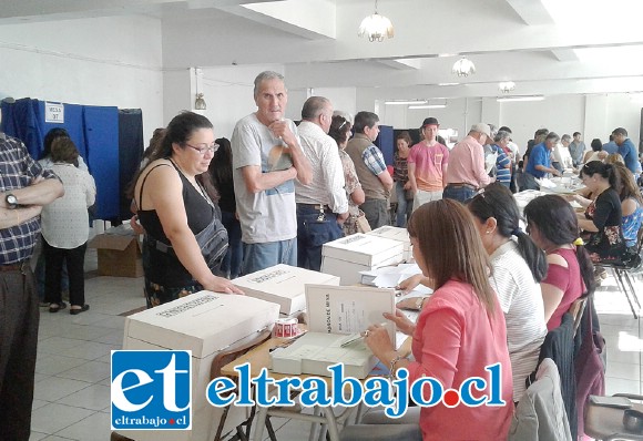 Otra imagen de personas esperando votar en dependencias del Liceo de Hombres.