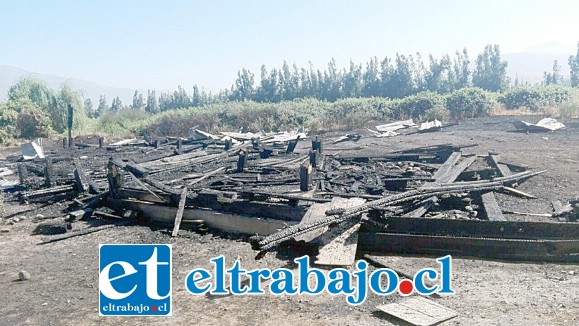 Capilla de madera colindante a Jardín infantil de Villa Juan Pablo II, fue reducida a cenizas tras incendio del lunes en la noche.