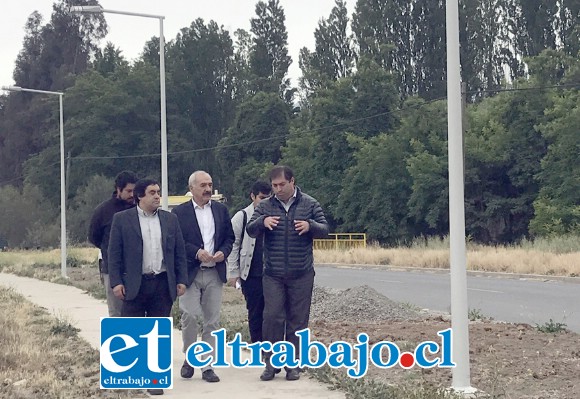 El Alcalde Patricio Freire recorrió el sector que muy pronto, una vez que se realice el empalme eléctrico, dejará iluminada la costanera.