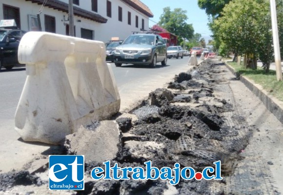 A solicitud del municipio, la Constructora tuvo que romper aproximadamente un metro del sector sur de la calzada para mejorar el badén de escurrimiento de aguas lluvias de calle Tocornal.