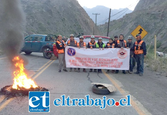 Dirigentes de los Sindicatos Unificado y de Integración Laboral de la División Andina de Codelco, bloquearon el acceso al área industrial de la empresa levantando barricadas y encendiendo fogatas.