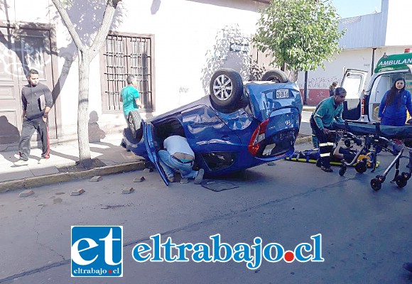 El conductor del vehículo de 25 años de edad resultó lesionado tras el volcamiento del móvil en Calle Portus con San Martín. (Fotografía: Emergencia V Cordillera)