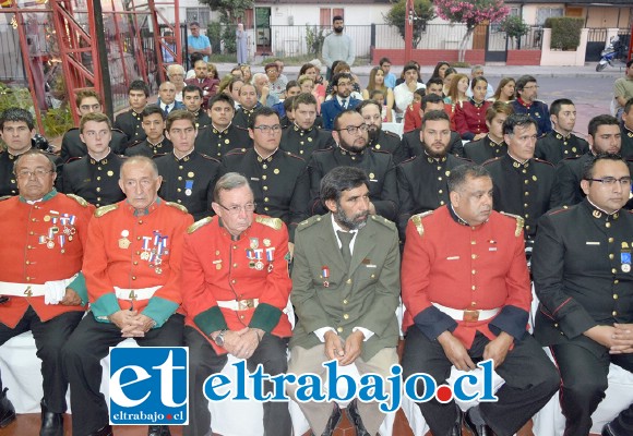 BOMBEROS FELICES.- Cientos de bomberos estuvieron presentes para celebrar con alegría los 91 años de servicio a la comunidad de esta unidad bomberil, ubicada en Población Pedro Aguirre Cerda.