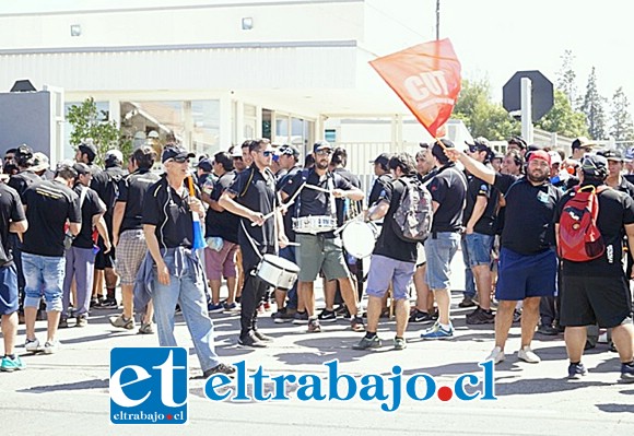 En huelga legal se encuentran estos trabajadores de la empresa Ranault-Cormecánica, de Los Andes, quienes en el curso de la presente semana han estado realizando manifestaciones en el frontis de la planta de Avenida San Rafael.