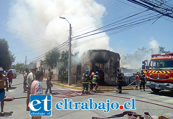 TRISTE DOMINGO.- Las llamas hicieron su siniestro trabajo en estas viviendas, ubicadas en esquina San Martín con Navarro.