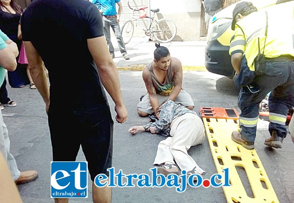 TREMENDO GOLPE.- Así quedó la adulta mayor tras el atropello en plena Avenida Chacabuco, la mañana de este sábado.