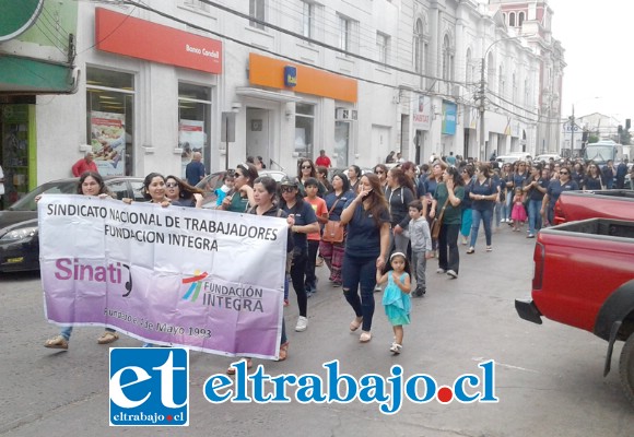 Las funcionaras marchando por Calle Prat, llegando a Salinas con su letrero.