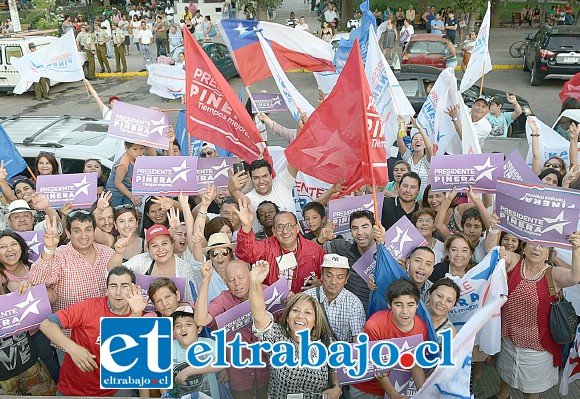 REGRESA PIÑERA.- Cientos de sanfelipeños ayer domingo celebraron en la Plaza de Armas el apabullante triunfo electoral de Sebastián Piñera sobre Alejandro Guillier en Segunda Vuelta Electoral, el que a nivel nacional llegó a casi 10 puntos porcentuales.