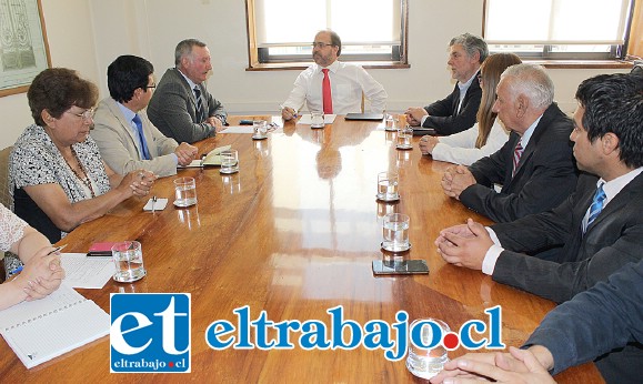 Los alcaldes Luis Pradenas (Panquehue) y Boris Luksic (Catemu), junto a concejales se reunieron con el Ministro de Obras Públicas, Alberto Undurraga.