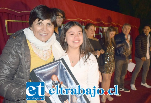 GANA FESTIVAL_.- Ella es nuestra nueva ganadora del SanFest 2017, Anyel Montenegro, quien a sus 10 años de edad y potente voz, hizo temblar los cimientos de aquel escenario con la canción El Triste, de José José.