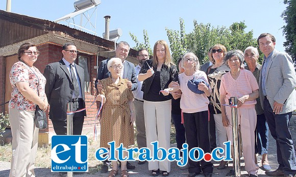 Los abuelitos del hogar son los más contentos con el proyecto que ahora les permite bañarse con agua caliente gracias a la energía solar.