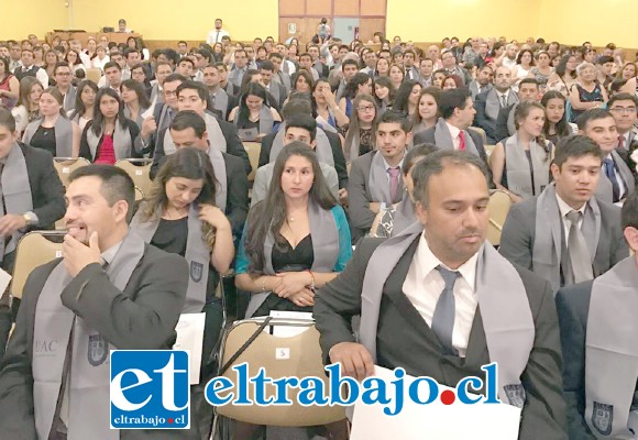 En la imagen el grupo general de alumnos titulados en las diferentes carreras impartidas en la sede Los Andes de la Universidad de Aconcagua.