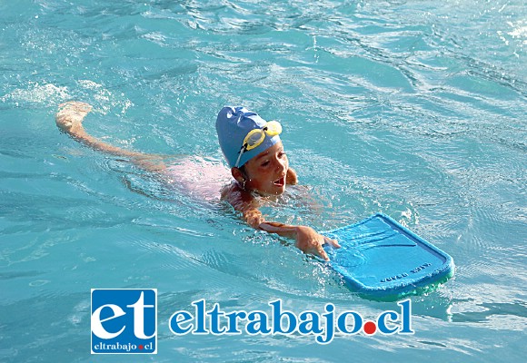 Esta pequeñita ya aprendió a nadar en enero de este año, como ella, muchos niños podrán aprender a hacerlo.