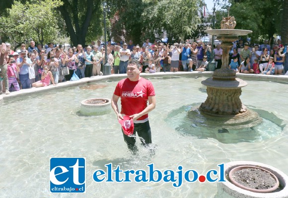 Cumplida la apuesta, Nelson Venegas es aplaudido por el numeroso público que llegó a presenciar la vieja costumbre republicana que se había perdido en el tiempo.