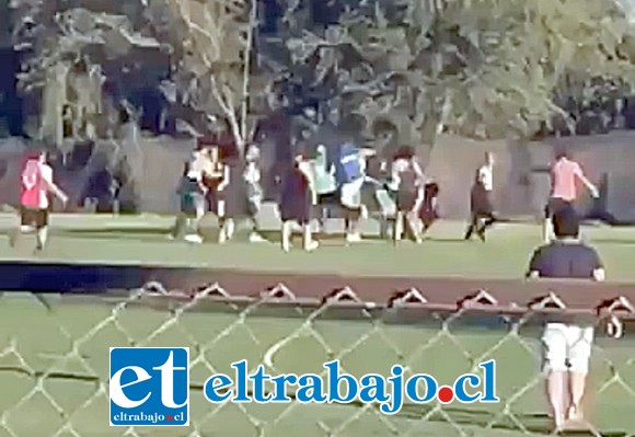 Una pelea de proporciones mayúsculas protagonizó un grupo de desadaptados cuando se jugaba un partido entre Mario Inostroza y Ulises Vera.