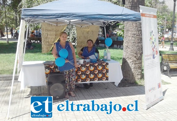 Estefani Vera Muñoz y Mariela Salas, apoderadas de Fundación Soñarte, instaladas en el módulo en plaza de armas de San Felipe.