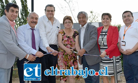 MÁS SEGURIDAD.- Autoridades de nuestra comuna hicieron el Corte de Cinta a esta primera etapa de alarmas comunitarias, en Villa San Rafael.