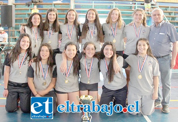 VAN POR LA GLORIA.- Aquí tenemos al Club Arturo Prat de Balonmano: Natalia Gómez, Catalina Hernández, María José Córdoba, Piera Calderón, Catalina Plaza, Luciana Hidalgo, Tamara Cruz, Allison Alvarado, María Ignacia Concha y Yael Alvarado.