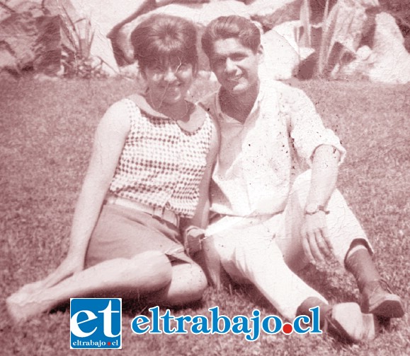 EL TIEMPO PASA.- Así lucían estos chiquillos hace medio siglo, foto tomada en la Plaza O’Higgins, en Valparaíso, horas después de su boda.