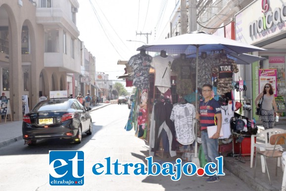 DAN VIDA A NUESTRA CIUDAD.- Estos vendedores tendrán de desalojar esta vía de trabajo, pero serán reubicados a otras partes de nuestra ciudad.