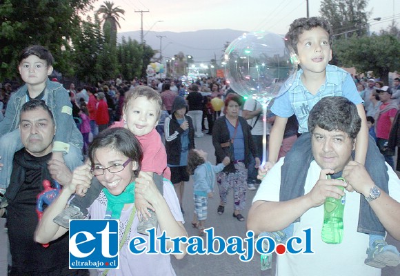 MAGIA EN FAMILIA.- Familias enteras salieron a disfrutar de este gran espectáculo europeo, Gerardo, Eli, Raúl, Cristóbal y Joaquín, esperaron durante horas para ver a Liedo.