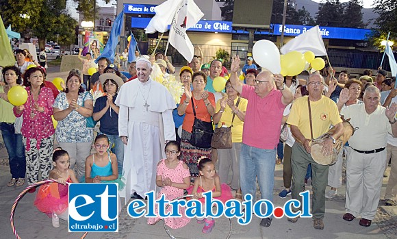 CATÓLICOS FELICES.- Cientos de sanfelipeños montaron su fiesta de júbilo en la Plaza Cívica este fin de semana, alegres porque en pocos días podrán conocer en persona a su líder espiritual el Papa Francisco.