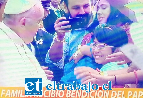 RECIBIERON SU MILAGRO DE FE.- Nunca más esta familia olvidará el momento en que la máxima autoridad de la Iglesia Católica entró personalmente en sus vidas.