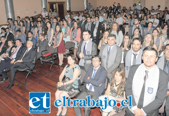 Los estudiantes titulados vivieron una velada inolvidable en el Teatro Municipal de San Felipe.