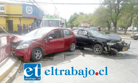 Los móviles resultaron con daños en su carrocería mientras que sus ocupantes fueron asistidos por personal médico.