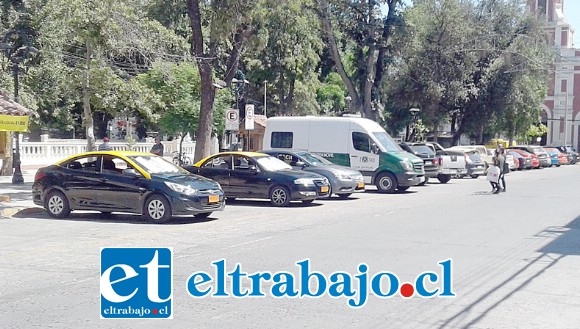 En la fotografía, los taxis y el retén móvil de Carabineros se encuentran precisamente estacionados de manera aculatada, aunque el resto de vehículos lo están en la manera tradicional.