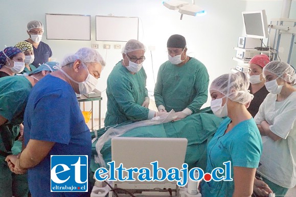 El equipo de la recién creada Unidad del Dolor Crónico Refractario no Oncológico del Hospital San Camilo realizó las primeras cirugías, bajo la supervisión del médico formador, el Dr. Hugo Salinas perteneciente al Hospital FACH, quien finalizó así el curso realizado a los médicos locales.