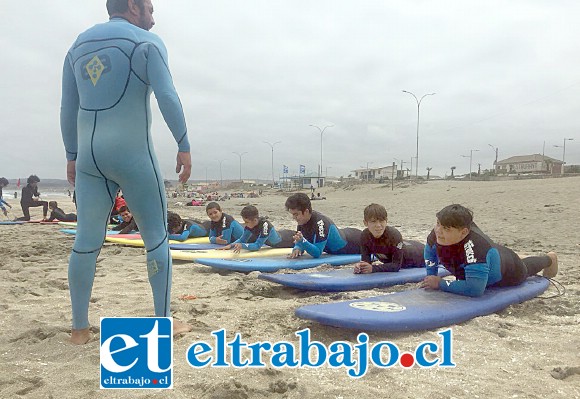 Gracias a la Fundación María de la Luz y Desafío Levantemos Chile, los niños del Hogar Pablo VI están desarrollando un taller en la Escuela de Surf ‘San Sebastián’ de Cartagena.