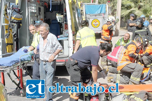 Una vez liberados los heridos, estos fueron entregados a Samu y derivados en ambulancia hasta el Servicio de Urgencia del Hospital San Juan de Dios.