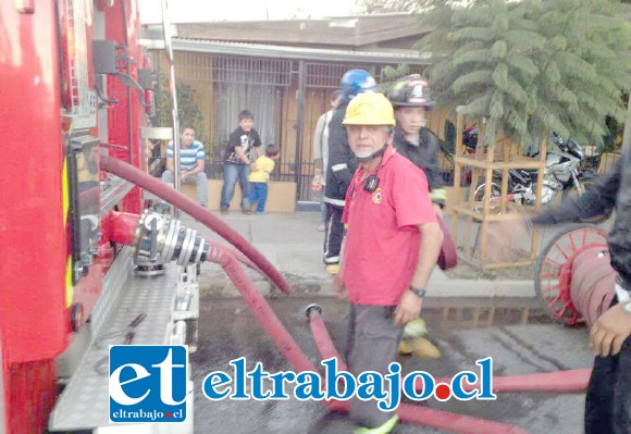 El Cuartelero Arturo Pérez en plena faena en el carro de bomberos.