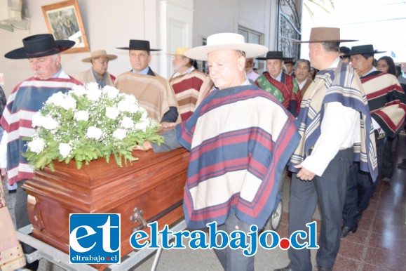 ADIÓS DON CHUMA.- Cientos de huasos y amigos de la familia de ‘Don Chuma’ Venegas fueron a despedirle con cariño y dolor.