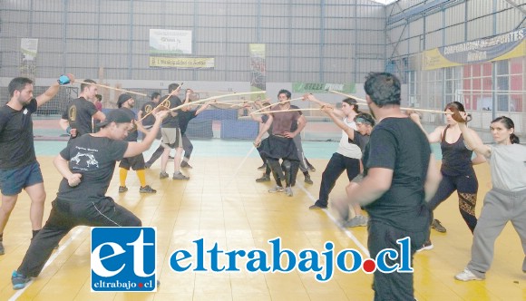 GUERREROS DE ACERO.- Así se enfrentaron muchos de los exponentes de la Esgrima chilena y algunos invitados internacionales, en Santiago.