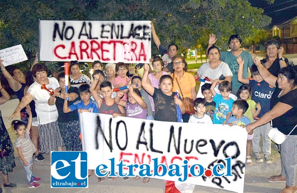 PROTESTAS CONTINÚAN.- Decenas de vecinos de las villas Sol del Inca, Yevide, La Nacional y Las Camelias, nuevamente salieron a protestar junto a sus hijos, por la presunta apertura en ese sector a la Ruta 60 CH.