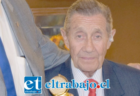 HONORES EN VIDA.- El presidente del Core, Rolando Stevenson, entregó personalmente la medalla conmemorativa a los 200 años del Paso del Ejército Libertador, a don Reynard Montejo.