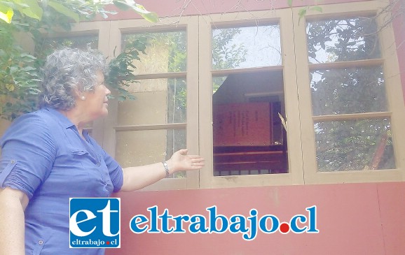 OJO VIGILANTE.- Por esta ventana ingresó el delincuente o ladrones al centro cultural, a partir de hoy jueves las cámaras de seguridad estarán de nuevo activadas.