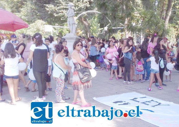 VECINOS SE MANIFIESTAN.- Cientos de sanfelipeños se manifestaron con sus hijos en la Plaza de Armas de San Felipe la tarde del domingo, y lo hicieron para buscar la creación de la Ley Sophia.