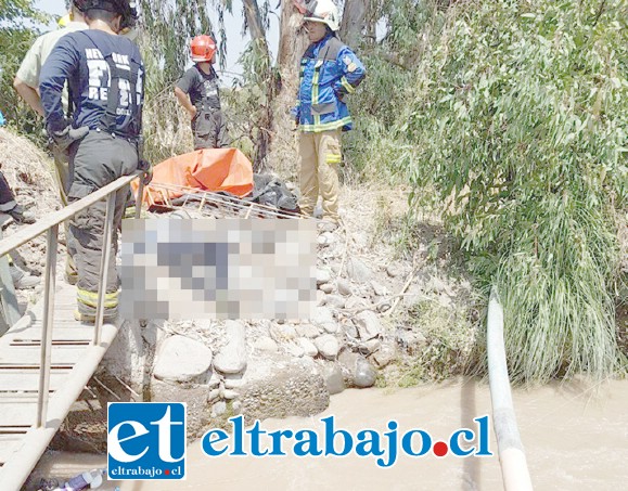 Personal de Bomberos procedió a rescatar el cuerpo ya sin vida del octogenario occiso, el que fue encontrado en una zona de compuertas.