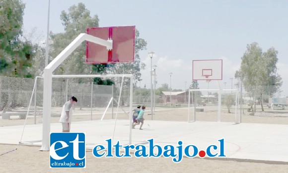 La multicancha permite que los niños puedan practicar deporte en un sector que hasta hace poco era un sitio totalmente inseguro.