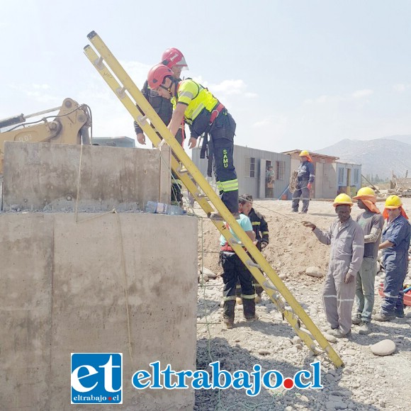 Un amplio operativo de rescate se ejecutó por parte de Bomberos y el Samu para salvar al obrero de 51 años de edad, quien cayó dentro de un pozo en construcción. (Fotografías:@Samu_Aconcagua).