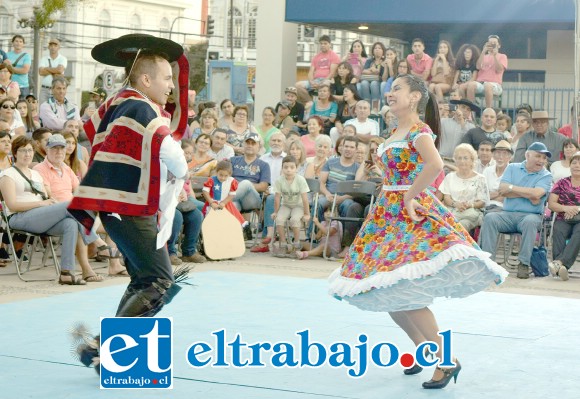 LOS MEJORES.- Así brillaron los campeones provinciales de cueca durante el campeonato, ellos son los llayllaínos Natalia Muñoz y Felipe Martínez.