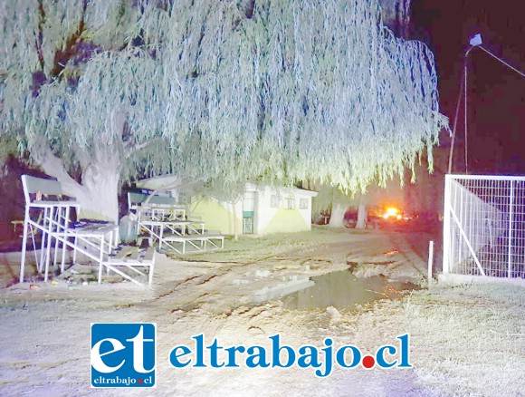 La Policía de Investigaciones en conjunto con Bomberos extrajeron el cadáver en avanzado estado de descomposición desde el canal de regadío en el sector de Bucalemu en Curimón la noche de este lunes.